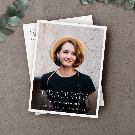 Minimalistische Typografy Foto Graduation Party Einladungspostkarte