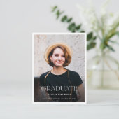 Minimalistische Typografy Foto Graduation Party Einladungspostkarte (Stehend Vorderseite)