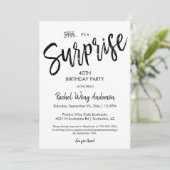 Minimalistische Überraschung Geburtstagskrankenver Einladung (Stehend Vorderseite)