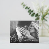 Minimalistische Verlobung für elegantes Skript-Fot Ankündigungspostkarte (Stehend Vorderseite)