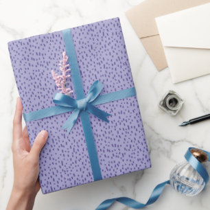Minimalistische verstreute lila Striche Geschenkpapier