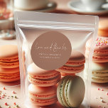 Minimalistische weiche braune Liebe dank Namen Hoc Runder Aufkleber<br><div class="desc">Minimalistische Soft Brown Liebe und Danknamen Hochzeit. Moderne Eleganz,  Liebe und Dank ist in einem Set informell handschriftlich Stil. Personalisieren Sie einfach Ihre Namen und Ihr Hochzeitstermin. Auf einem warmen mochafarbigen Hintergrund,  der durch die Option Bearbeiten in eine andere Farbe geändert werden kann.</div>