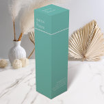 Minimalistische Weinkiste für Grüne Hochzeiten Weinbox<br><div class="desc">Fügen Sie Ihrer Hochzeit eine elegante Touch mit unserer minimalistisch grünen Weinkiste hinzu, die unsere passende Schreibtischsuite ergänzen soll. Dieses Label mit seinem aquamarinen, hellgrünen Hintergrund und weißem Text vereint Einfachheit und Eleganz perfekt. Die durchdachte Typografie und das durchdachte Design sorgen dafür, dass Ihre Weinflaschen ein stilvolles Statement abgeben und...</div>