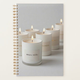 Minimalistische weiße Kerzen mit winzigen Flammen Planer