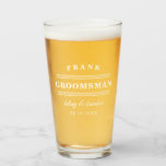 Minimalistische weiße Trauzeuge-Hochzeit Glas<br><div class="desc">Vervollkommnen Sie Bevorzugung für Ihre Trauzeugen,  in denen Sie das Bierglas mit dem Namen Ihres Trauzeugen,  den Namen der glücklichen Paare und Hochzeitsdatum in einem unbedeutenden Typografieentwurf im Weiß personifizieren können.</div>