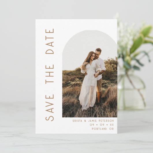 Minimalistische weiße und braune Arch-Foto-QR-Code Save The Date (Stehend Vorderseite)