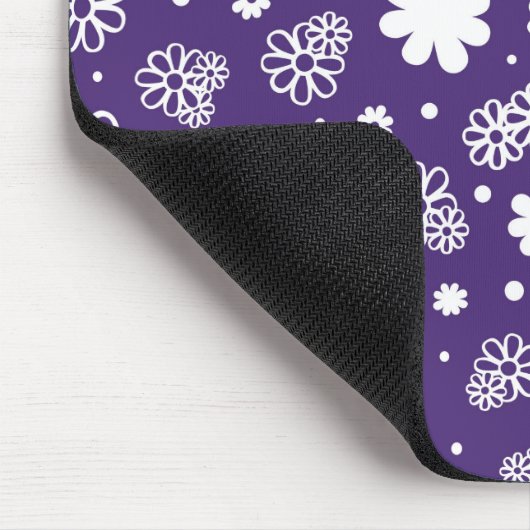 Minimalistische weiße und violette Blumen Mousepad (Ecke)