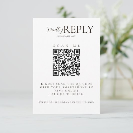 Minimalistische White + Black Wedding QR Code RSVP Karte (Stehend Vorderseite)