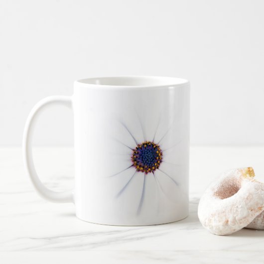 Minimalistische White Daisy-Blume auf weißem Hinte Kaffeetasse (Mit Donut)