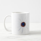 Minimalistische White Daisy-Blume auf weißem Hinte Kaffeetasse (Links)