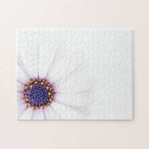 Minimalistische White Daisy-Blume auf weißem Hinte Puzzle