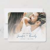Minimalistische White Overlay Navy Blue Text & Fot Save The Date (Vorderseite)