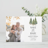 Minimalistische Winterschnee Pine Trees Foto Hochz Save The Date (Stehend Vorderseite)