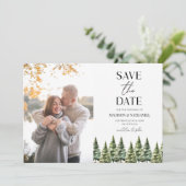 Minimalistische Winterschnee Pine Trees Foto Hochz Save The Date (Stehend Vorderseite)