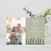 Minimalistische Winterschnee Pine Trees Foto Hochz Save The Date (Stehend Vorderseite)