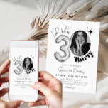 Minimalistischer 30. Geburtstag schauen, wer dreis Einladung<br><div class="desc">*Verwenden Sie ein quadratisches Foto, um das Bild zu ersetzen. Feiern Sie die großen 3-0 mit Stil! Die Minimalistische Einladung zum 30. Geburtstag des Fotos "Look Who's Thirty". Dieses elegante und moderne Design verleiht Ihrem Meilenstein eine Touch der Eleganz. Personalisieren Sie es mit Ihrem Lieblings-Foto und Details und schaffen Sie...</div>