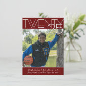 Minimalistischer Abschluss | Dunkelrotes und weiße Einladung (Stehend Vorderseite)