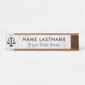 Minimalistischer Anwalt in Grey White Woodland Schreibtischnamensplakette (Vorderseite )