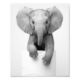 Minimalistischer Baby-Elefant schaut hinter Toilet Fotodruck