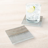 Minimalistischer, beige-weißer Marmor mit modernem Glasuntersetzer (Schrägansicht)