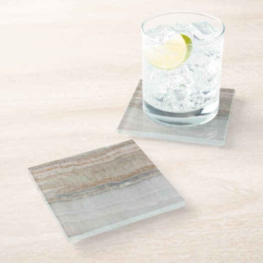 Minimalistischer, beige-weißer Marmor mit modernem Glasuntersetzer (Schrägansicht)