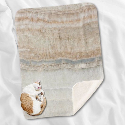 Minimalistischer, beige-weißer Marmor mit modernem Sherpadecke