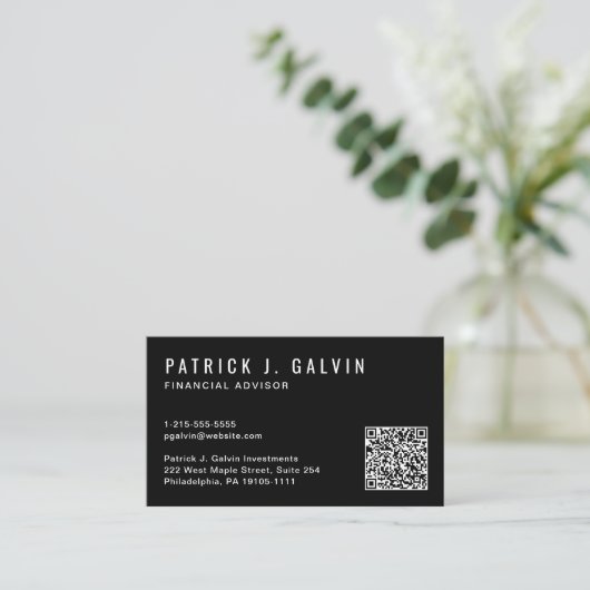 Minimalistischer Beruflicher QR-Code Schwarz Visitenkarte (Stehend Vorderseite)