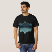 Minimalistischer blauer Boho-Bergsee-Reflexion T-Shirt (Vorne ganz)