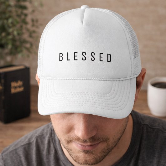 Minimalistischer BLESSEE-Text weiß Truckerkappe