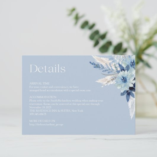 Minimalistischer Boho bogenfrüchtiger blauer Blume Begleitkarte (Stehend Vorderseite)