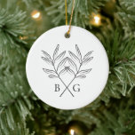 Minimalistischer Botanischer Monogramm-Hochzeitssa Keramik Ornament<br><div class="desc">Ein minimalistisches botanisches,  rustikales monogramm Hochzeitsdesign. Ein einfaches Design,  das Vintage Stilskizzen von Blätter verwendet,  um ein elegantes klassisches Monogramm zu erstellen. Ein charmantes Schwarz-Weiß-Gartendesign mit rustikalen Strichen und klassischer Schriftzeichen. Ein elegantes Weihnachtsschmuck bewahrt das Design mit modernen Elementen. Auch die passenden Hochzeitseinladungen und andere Schreibwaren sind verfügbar.</div>