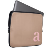 Minimalistischer Buchstabe Pink und Braun Monogram Laptopschutzhülle (Vorne Rechts)