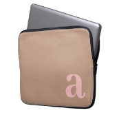 Minimalistischer Buchstabe Pink und Braun Monogram Laptopschutzhülle (Vorderseite Links)