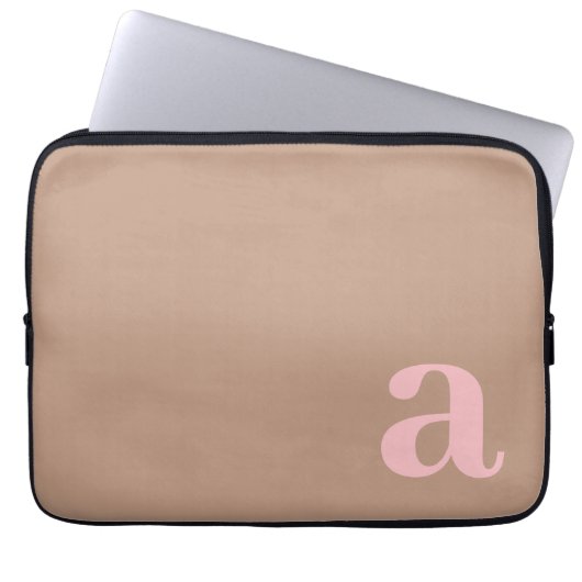 Minimalistischer Buchstabe Pink und Braun Monogram Laptopschutzhülle (Vorderseite)