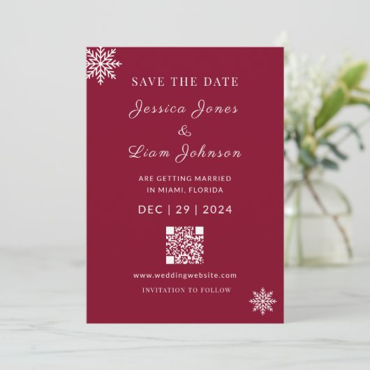 Minimalistischer Burgunder Red Winter Wedding QR C Save The Date (Stehend Vorderseite)