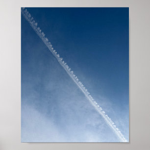 Minimalistischer Deep Blue Sky Cloud Trail Kunst D Poster