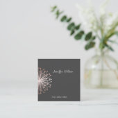 Minimalistischer, eleganter blassrosa Kronleuchter Quadratische Visitenkarte (Stehend Vorderseite)