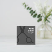 Minimalistischer Eleganter Grauschere Friseursalon Quadratische Visitenkarte (Stehend Vorderseite)