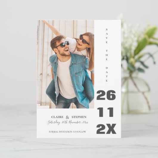 Minimalistischer, eleganter Schriftart Schwarz-wei Save The Date (Stehend Vorderseite)