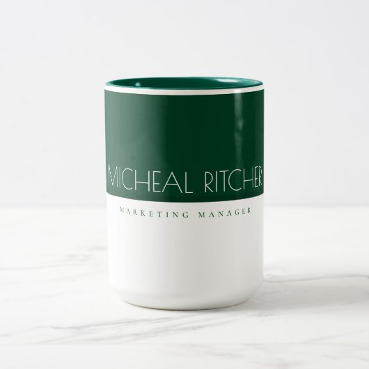 Minimalistischer Emerald Green Custom Monogram Nam Zweifarbige Tasse (Mittel)