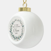Minimalistischer Eucalyptus Baby First Christmas Keramik Kugel-Ornament (Rechts)