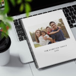 Minimalistischer Familienname und Foto Planer<br><div class="desc">Ein einfacher minimalistischer Foto Kalender Planer. Das Foto dient nur zur Platzierung und kann durch ein beliebiges Foto ersetzt werden. Alle Texte können individuell angepasst werden.</div>