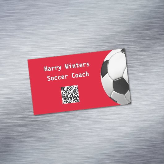 Minimalistischer Fußballball Red QR Code Football  Magnetische Visitenkarte (Beispiel)