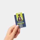 Minimalistischer Geschäftsmitarbeiter QR B Ausweis (Handheld)