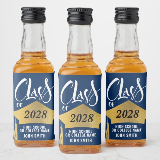 Minimalistischer Gold Grad Cap Stilvoller Script-A Alkoholflaschenetikett (Flaschen)