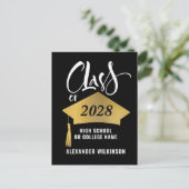 Minimalistischer Gold Grad Cap Stilvoller Script-A Ankündigungspostkarte (Stehend Vorderseite)