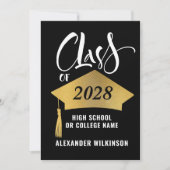 Minimalistischer Gold Grad Cap Stilvoller Script-A Einladung (Vorderseite)