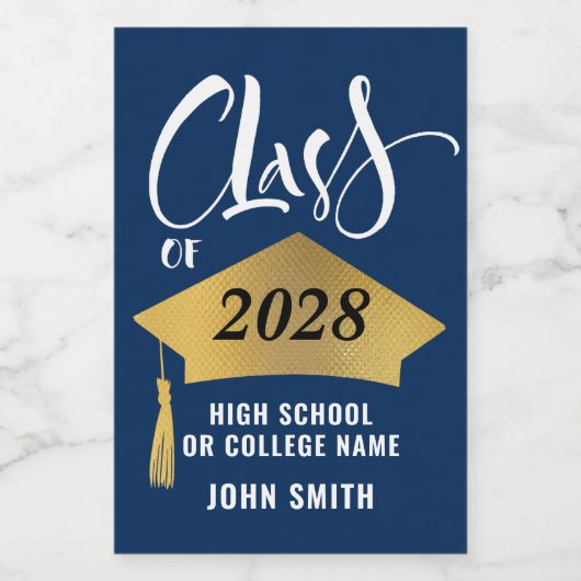 Minimalistischer Gold Grad Cap Stilvoller Script-A Weinetikett (Einzelnes Label)