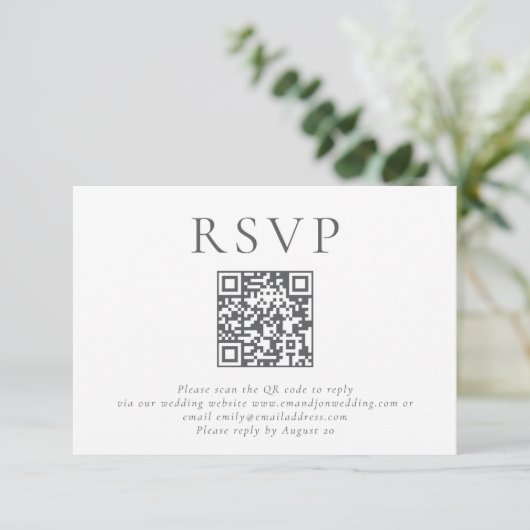 Minimalistischer Grautext QR Code Hochzeit RSVP Karte (Stehend Vorderseite)