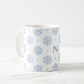 Minimalistischer hellblauer Schneeflocken Monogram Kaffeetasse (Vorderseite Links)